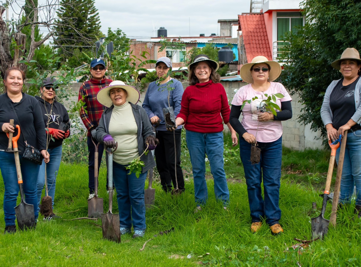 SMDIF Zacatelco encabeza campaña de reforestación y limpieza en las comunidades.