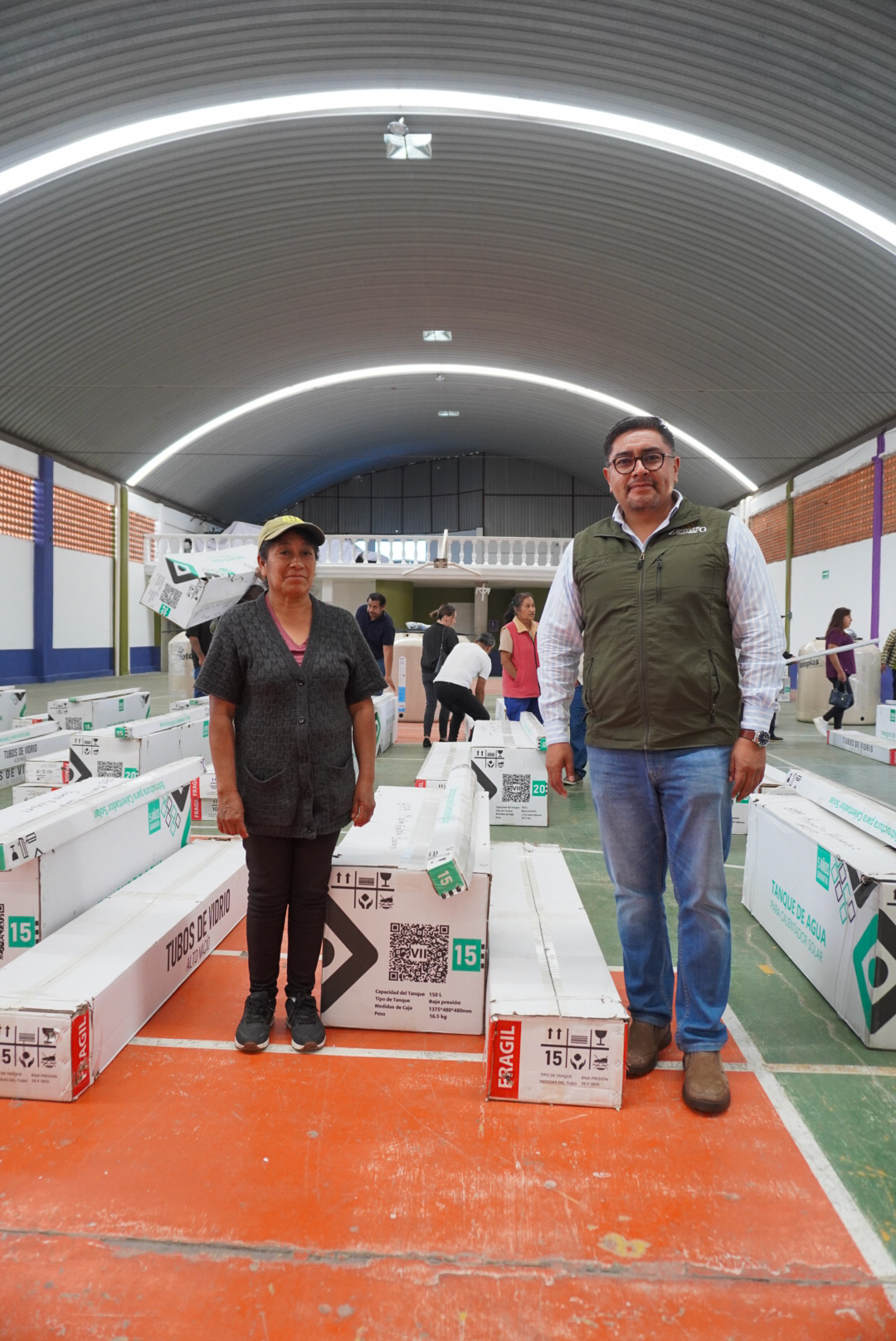 José Miguel Acatzi Luna encabeza entrega de tinacos y calentadores solares en Zacatelco