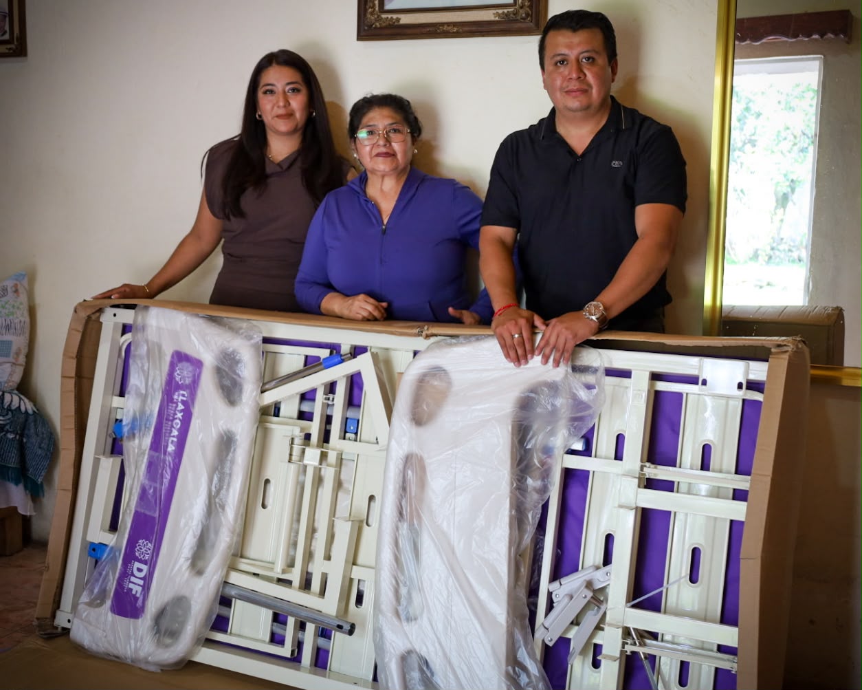 Gestionan cama y colchón hospitalario para beneficiar a familia de Zacatelco