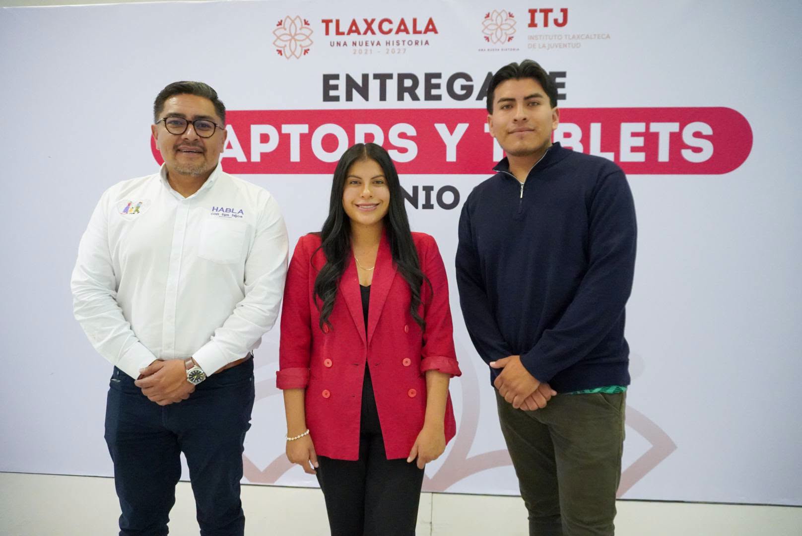 Zacatelco beneficia a jóvenes con entrega de laptos