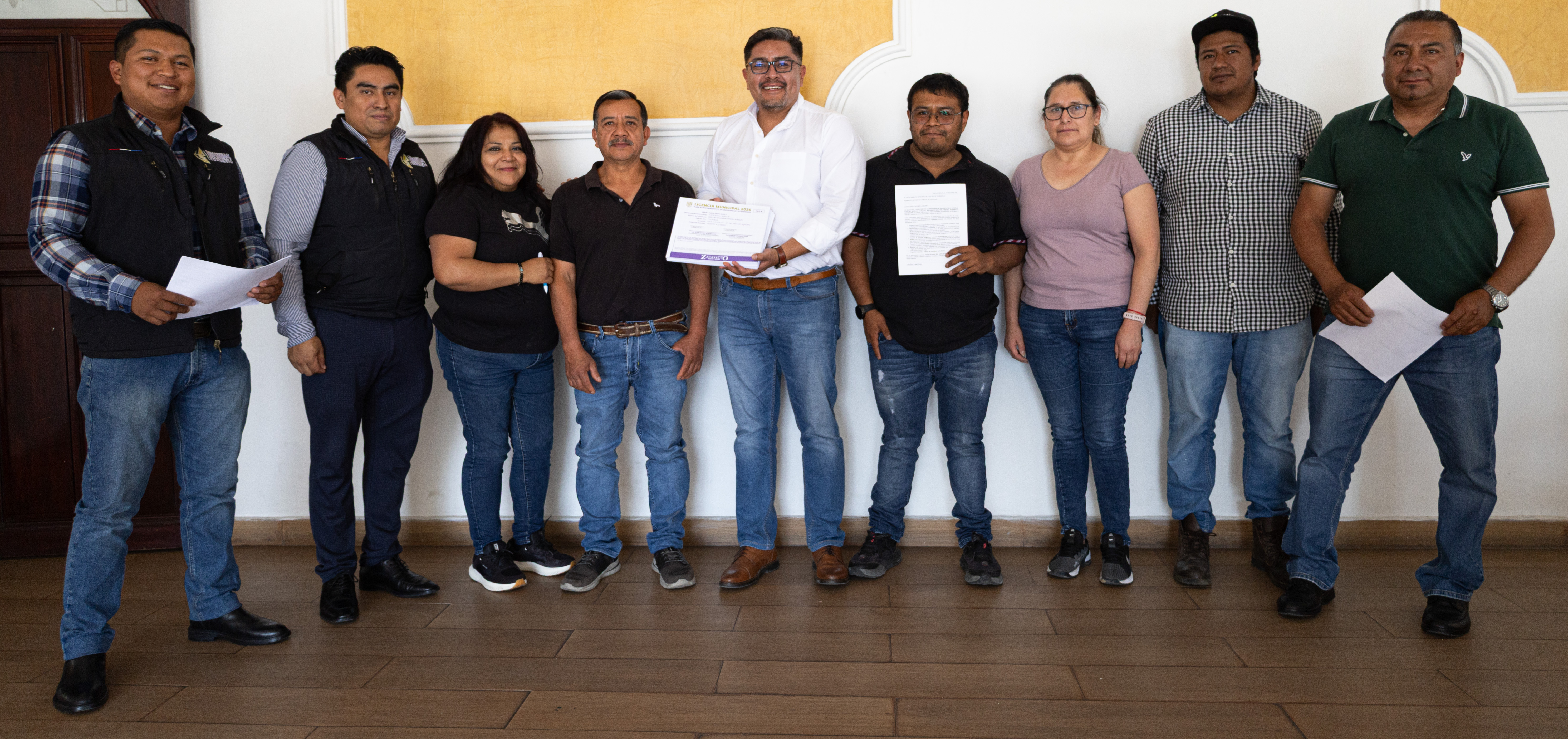 José Miguel Acatzi realiza entrega de licencias de funcionamiento a comerciantes del mercado municipal