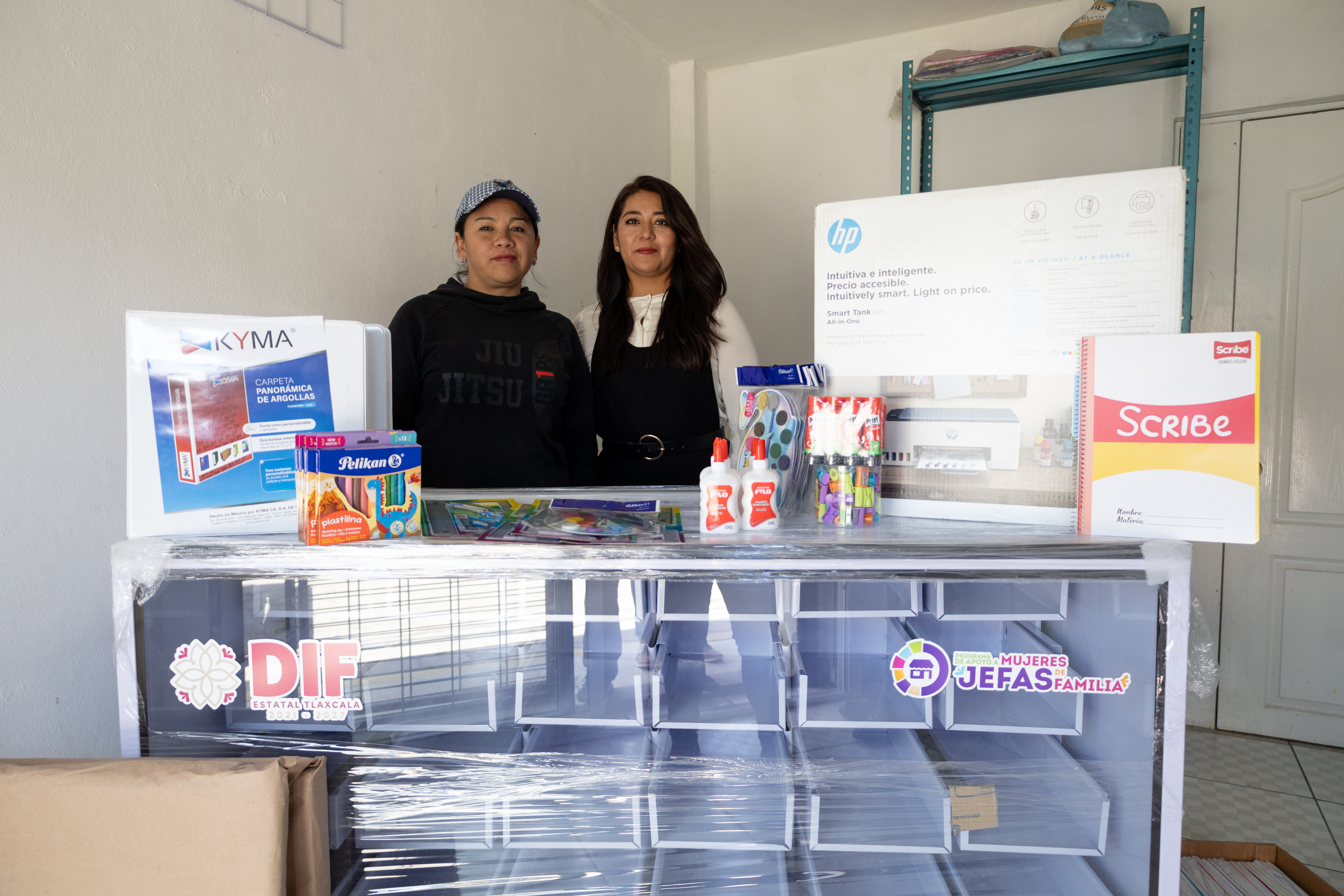 Entregan equipamiento para papelería a beneficiaria de Zacatelco